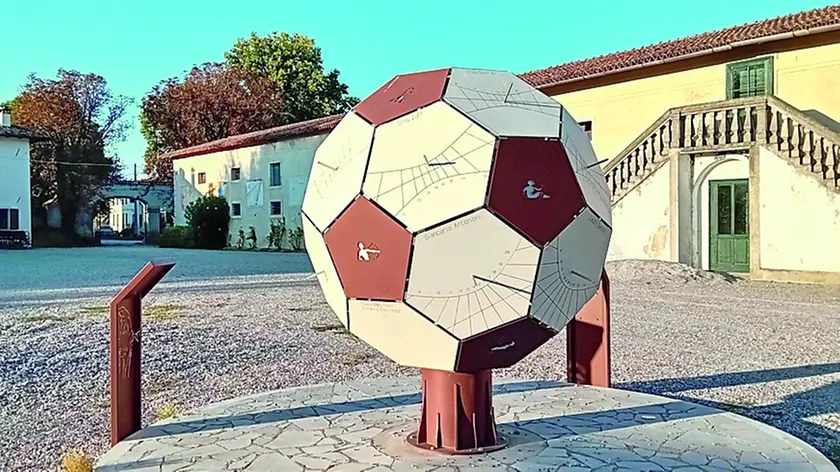 Aiello, il cortile delle meridiane con la dedica scultorea a Enzo Bearzot, a destra la facciata del Museo della Civiltà contadina del Friuli