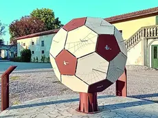 Aiello, il cortile delle meridiane con la dedica scultorea a Enzo Bearzot, a destra la facciata del Museo della Civiltà contadina del Friuli