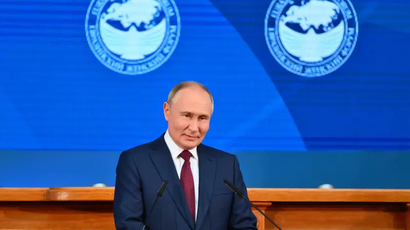 epa11611930 Russian President Vladimir Putin speaks during a plenary session of the 4th Eurasian Women's Forum in St. Petersburg, Russia, 18 September 2024. EPA/KRISTINA KORMILITSYNA / SPUTNIK / KREMLIN POOL MANDATORY CREDIT