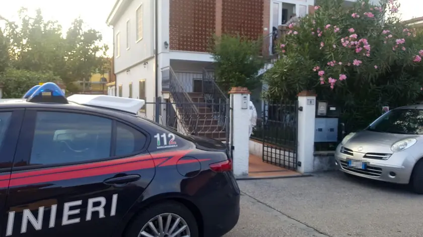 Carabinieri sul luogo dove un uomo ha ucciso la moglie a colpi di arma da fuoco a Vago di Lavagno, in provincia di Verona, e ferito gravemente il figlio, 20 settembre 2024. Quest'ultimo è stato trasportato d'urgenza in ospedale con l'elicottero. L'uomo è stato fermato poco dopo dai carabinieri, che dopo aver ricevuto l'allarme avevano transennato tutta la zona attorno alla casa della famiglia. La dinamica dell'omicidio è ancora al vaglio degli investigatori. ANSA/GIORGIO MARCHIORI