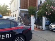 Carabinieri sul luogo dove un uomo ha ucciso la moglie a colpi di arma da fuoco a Vago di Lavagno, in provincia di Verona, e ferito gravemente il figlio, 20 settembre 2024. Quest'ultimo è stato trasportato d'urgenza in ospedale con l'elicottero. L'uomo è stato fermato poco dopo dai carabinieri, che dopo aver ricevuto l'allarme avevano transennato tutta la zona attorno alla casa della famiglia. La dinamica dell'omicidio è ancora al vaglio degli investigatori. ANSA/GIORGIO MARCHIORI