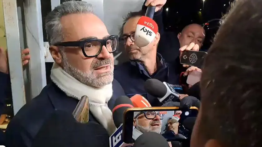 Il legale di Filippo Turetta, l'avvocato Giovanni Caruso, parla con i giornalisti uscendo dal carcere di Verona, 27 novembre 2023. ANSA/IGOR GREGANTI