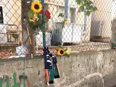 Fiori sul luogo dell'accoltellamento di Mestre, 21 settembre 2024. Un giovane di 26 anni, Giacomo Gobbato, di Mestre (Venezia), è morto, e un altro giovane è rimasto ferito dopo una rissa con accoltellamento per sventare una rapina a una donna, avvenuta la scorsa notte nella città della terraferma veneziana. ANSA/ ANDREA BUOSO