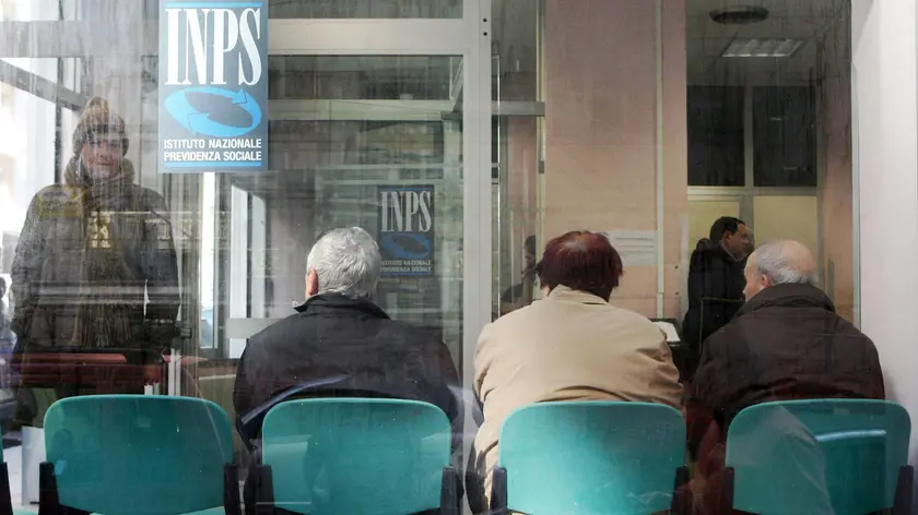 Pensionati in attesa presso un ufficio INPS di Napoli in una immagine di archivio. ANSA/CIRO FUSCO