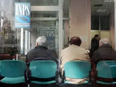 Pensionati in attesa presso un ufficio INPS di Napoli in una immagine di archivio. ANSA/CIRO FUSCO