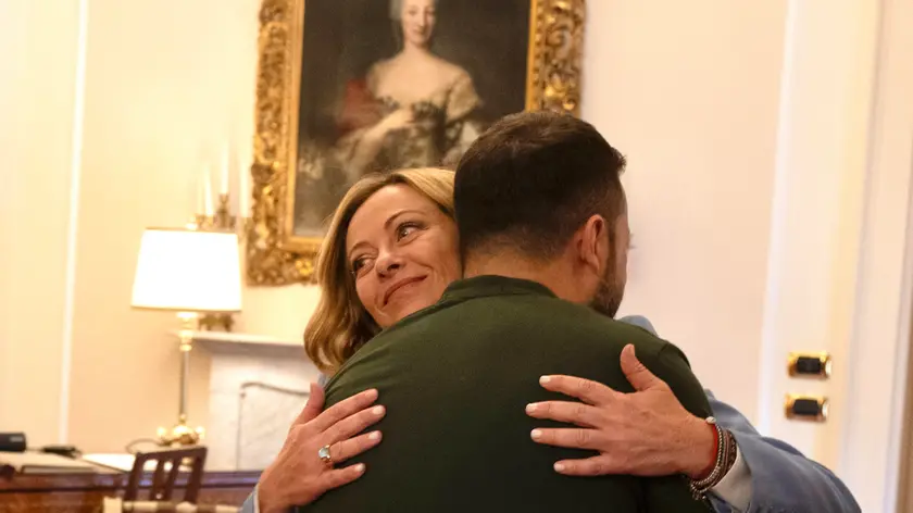 La presidente del Consiglio Giorgia Meloni durante un incontro bilaterale con il presidente ucraino Volodymyr Zelensky, 7 settembre 2024. // An handout image provided by Italian governemnet press office shows Italian president Giorgia Meloni (R) greeting Ukrainian President Volodymyr Zelensky on the occasion of a bilateral meeting in Cernobbio, Italy, 7 September 2024. ANSA/ ATTILI - UFFICIO STAMPA ++ANSA PROVIDES ACCESS TO THIS HANDOUT PHOTO TO BE USED SOLELY TO ILLUSTRATE NEWS REPORTING OR COMMENTARY ON THE FACTS OR EVENTS DEPICTED IN THIS IMAGE; NO ARCHIVING; NO LICENSING NPK ++