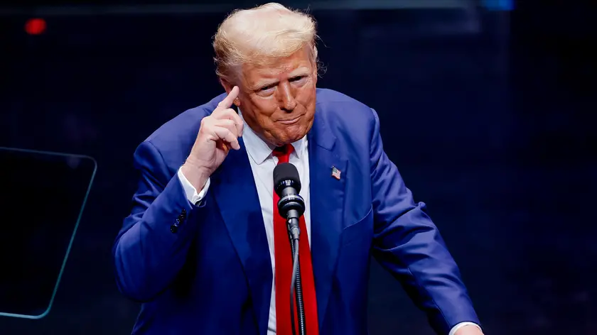 epa11622703 Former US president and Republican presidential nominee Donald Trump participates in a campaign event on changing the tax code and promoting US manufacturing at the Johnny Mercer Theatre in Savannah, Georgia, USA, 24 September 2024. EPA/ERIK S. LESSER