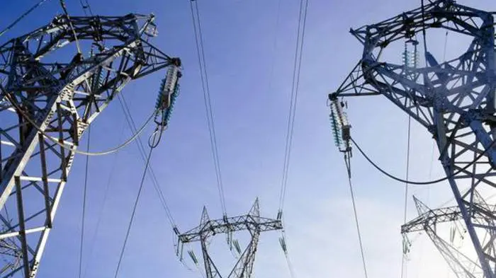 Alcuni tralicci per il passaggio della corrente elettrica, in un'immagine d'archivio senza data. Il caldo record in l'Italia fa schizzare verso l'alto i consumi di energia elettrica: raggiunto il picco da inizio anno. ANSA/GID