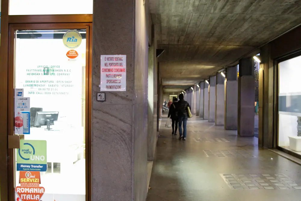 Agenzia Candussi, giornalista Baschieri. Cartelli affissi nel sotto portico del condominio Bandiera in via Capuccina 161 Mestre.