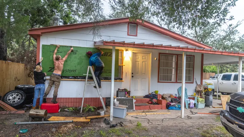 epaselect epa11625117 People boarding up windows to prepare for Hurricane Helene, in Old Town, Florida, USA, 25 August 2024. Helene is strengthening as it moves toward the U.S. Gulf Coast becoming a Category 1 hurricane today and expected to hit Florida's Big Bend late today as Category 3 storm. Around 32 million people are under flood watch. EPA/CRISTOBAL HERRERA-ULASHKEVICH