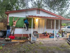 epaselect epa11625117 People boarding up windows to prepare for Hurricane Helene, in Old Town, Florida, USA, 25 August 2024. Helene is strengthening as it moves toward the U.S. Gulf Coast becoming a Category 1 hurricane today and expected to hit Florida's Big Bend late today as Category 3 storm. Around 32 million people are under flood watch. EPA/CRISTOBAL HERRERA-ULASHKEVICH