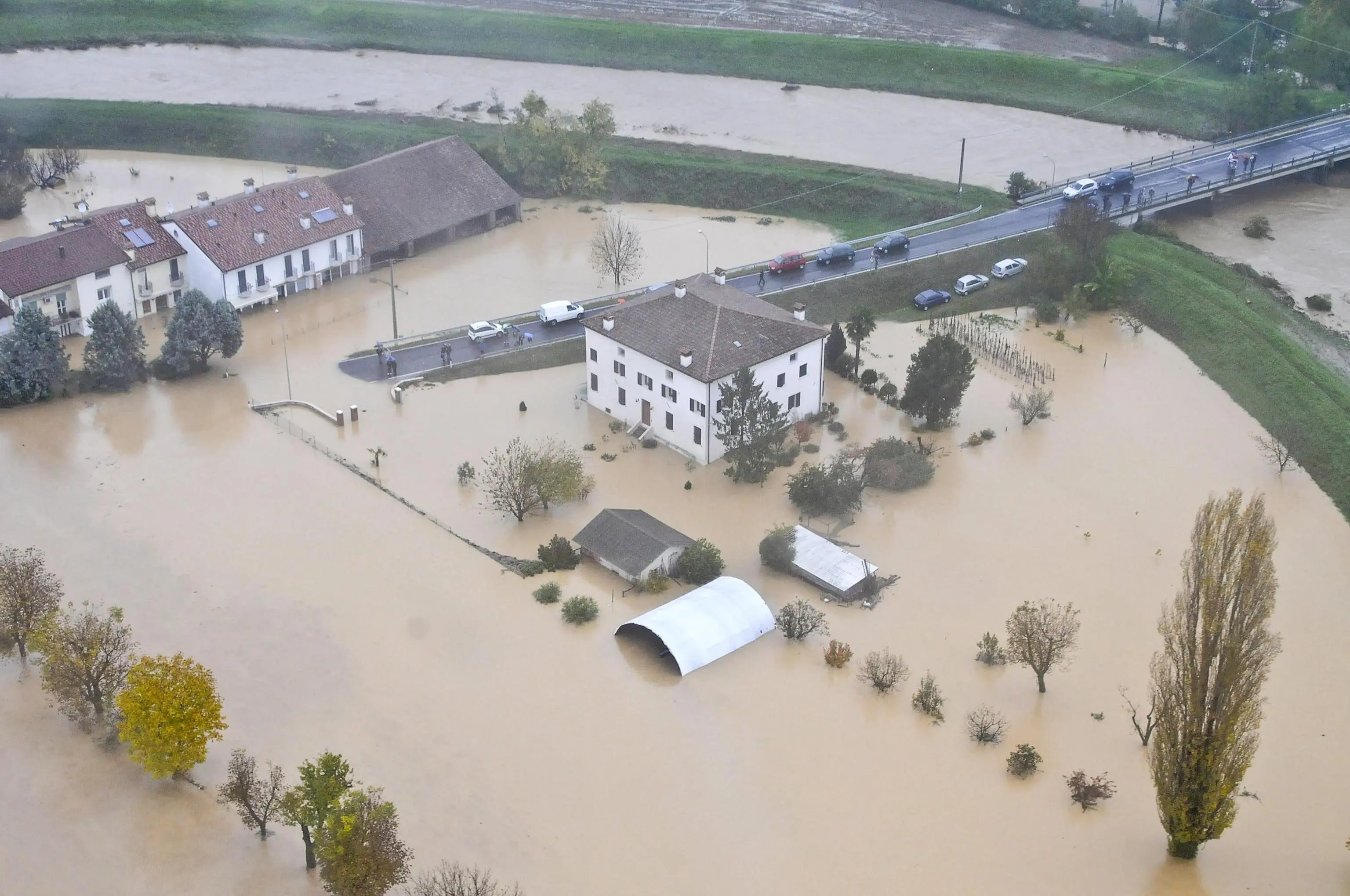 Veduta dall'alto dell'esondazione del fiume Bacchiglione a Cresole di Caldogno, Vicenza, in una foto del 2 novembre 2010. ANSA / VIGILI DEL FUOCO