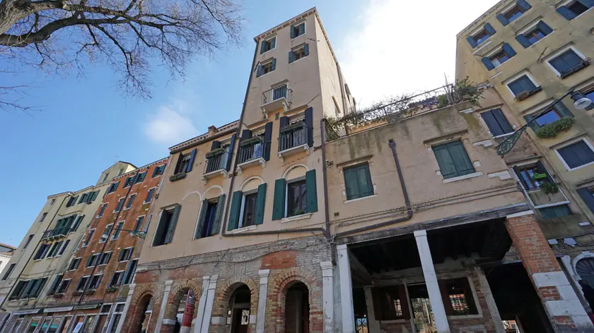 Una panoramica sulle case alte in campo del Ghetto, nel sestiere di Cannaregio. Il 29 marzo 2016 sarà il cinquecentesimo anniversario della fondazione del ghetto . ANSA/ANDREA MEROLA