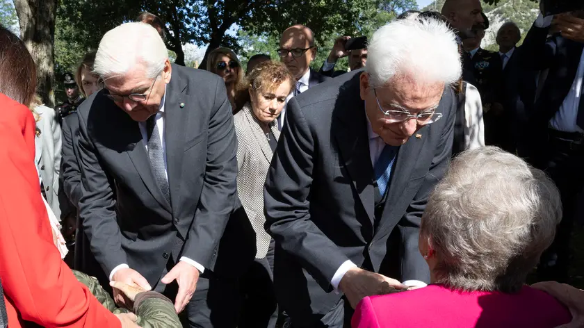 Il Presidente della Repubblica Sergio Mattarella con Frank-Walter Steinmeier, Presidente della Repubblica Federale di Germania, con salutano i familiari e i superstiti , in occasione delle celebrazioni per l’80° anniversario degli eccidi di Monte Sole, 29 settembre 2024. ANSA/ UFFICIO STAMPA - FRANCESCO AMMENDOLA ++ ANSA PROVIDES ACCESS TO THIS HANDOUT PHOTO TO BE USED SOLELY TO ILLUSTRATE NEWS REPORTING OR COMMENTARY ON THE FACTS OR EVENTS DEPICTED IN THIS IMAGE; NO ARCHIVING; NO LICENSING NPK ++