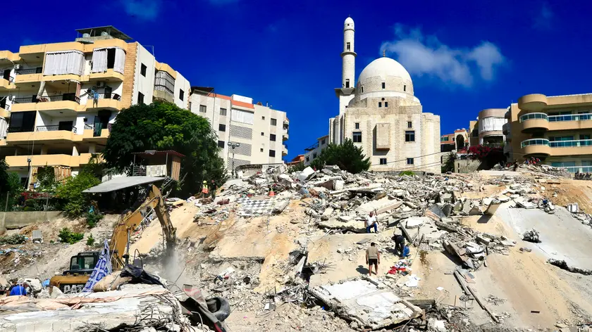 epa11633527 Search and rescue team members, together with locals, work to find bodies under the rubble of buildings destroyed in an Israeli airstrike the previous day in Ain el-Delb neighborhood, east of the port city of Sidon, southern Lebanon, 30 September 2024. According to the UN Humanitarian Coordinator in Lebanon, Imran Riza, the recent escalations in Lebanon have led to widespread destruction of homes and infrastructure across the country. At least 700 people have been killed, thousands have been injured, and nearly 120,000 people have been displaced in the past week.