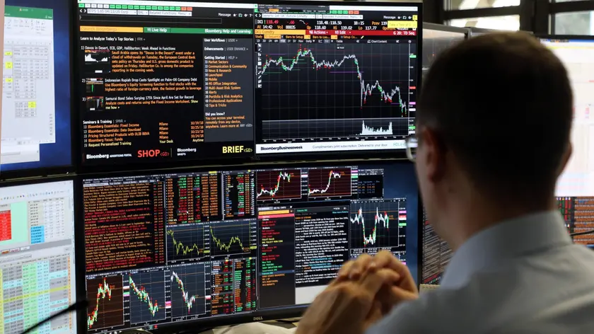 Un operatore di Borsa di una banca davanti ai monitor, Milano, 19 Ottobre 2018. ANSA / MATTEO BAZZI