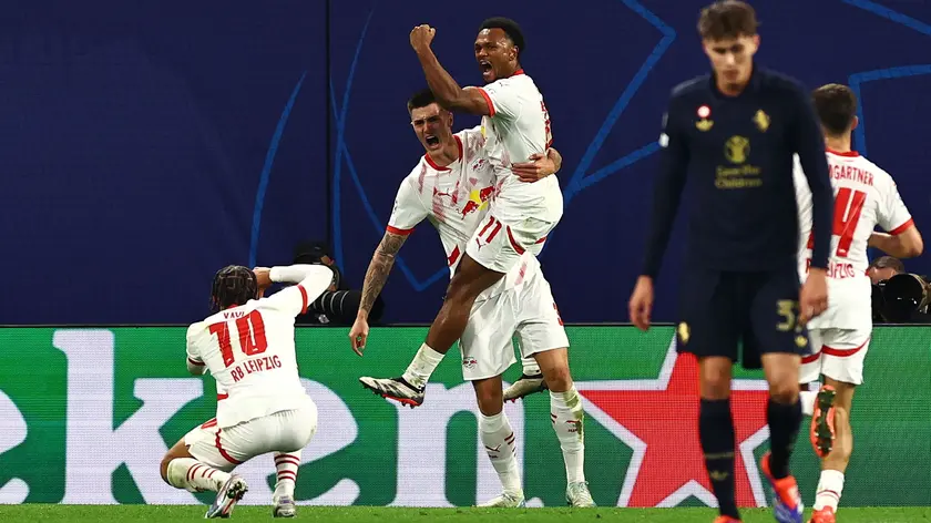 epa11638610 Benjamin Sesko of Leipzig (C) celebrates with teammates after scoring the 1-0 during the UEFA Champions League match between RB Leipzig and Juventus in Leipzig, Germany, 02 October 2024. EPA/FILIP SINGER