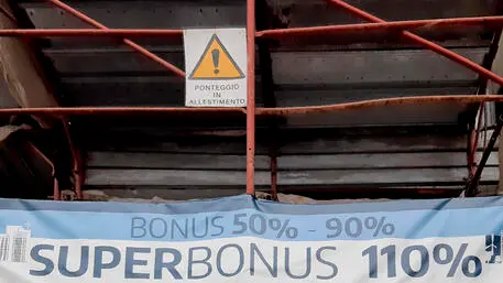 L'impalcatura su una facciata di un edificio a Napoli ristrutturata con i benefici fiscali del superbonus, 22 ottobre 2021. ANSA / CIRO FUSCO
