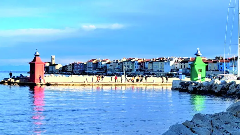 Una veduta di Pirano. Piacevole per passeggiare in ogni stagione, offre l’eleganza del centro e spettacolari vedute (ph Fulvia Zudic)