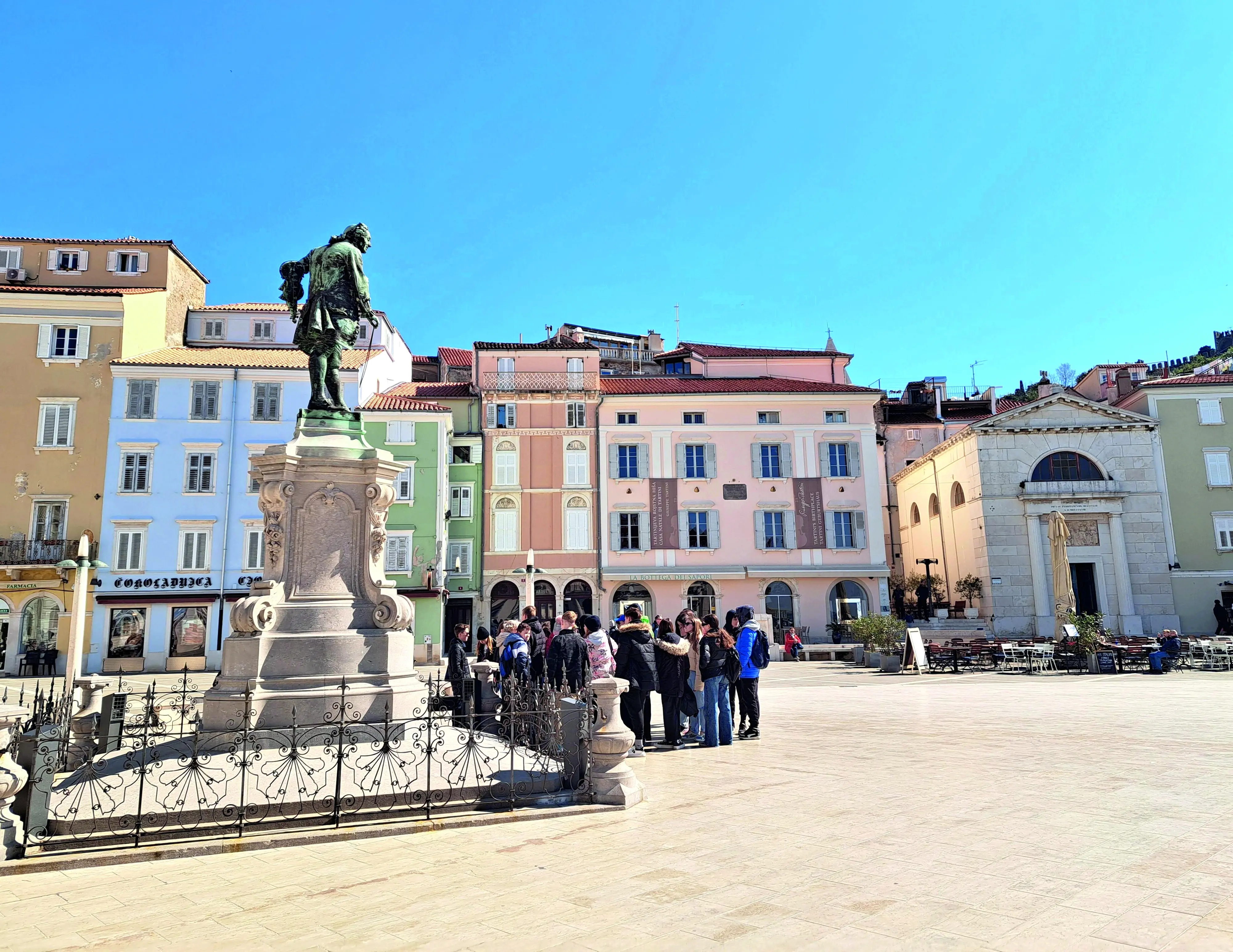 Piazza Tartini, con la casa e la statua (ph Fulvia Zudic)