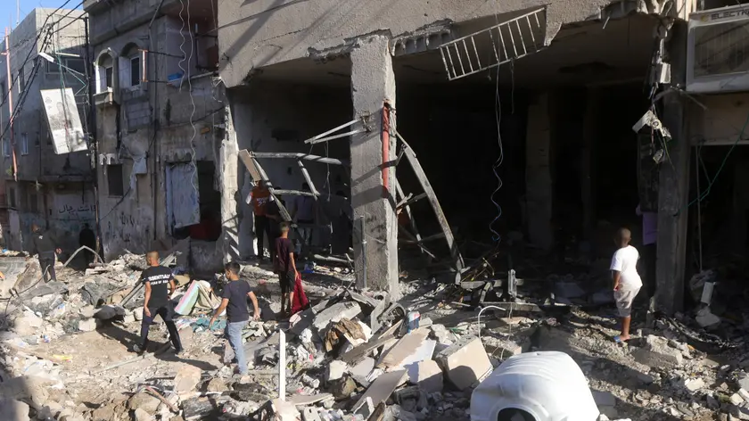 epa11641160 Palestinians inspect the rubble of a damaged building in Tulkarem refugee camp, near the West Bank city of Tulkarem, 04 October 2024. At least 18 Palestinians were killed and more than 20 injured after an Israeli military strike hit Tulkarem camp overnight, according to the Palestinian Ministry of Health. Israel's military said it conducted 'counterterrorism activities' in the area of Tulkarem. EPA/ALAA BADARNEH