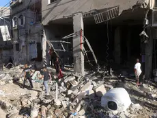 epa11641160 Palestinians inspect the rubble of a damaged building in Tulkarem refugee camp, near the West Bank city of Tulkarem, 04 October 2024. At least 18 Palestinians were killed and more than 20 injured after an Israeli military strike hit Tulkarem camp overnight, according to the Palestinian Ministry of Health. Israel's military said it conducted 'counterterrorism activities' in the area of Tulkarem. EPA/ALAA BADARNEH