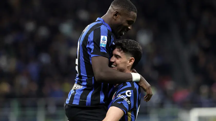 epa11644185 Inter Milan’s Marcus Thuram celebrates with teammate Alessandro Bastoni (R) after scoring the 1-0 goal during the Italian Serie A soccer match between FC Inter and Torino FC at Giuseppe Meazza stadium in Milan, Italy, 05 October 2024. EPA/MATTEO BAZZI