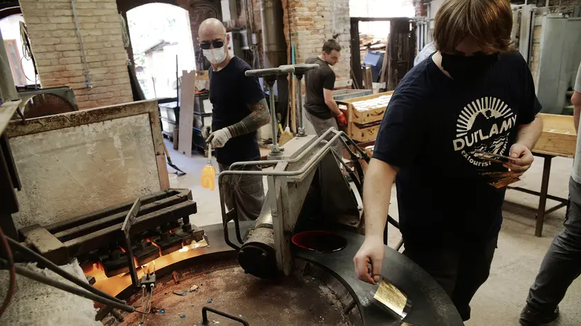 02/07/2020 Venezia, La Fornace Orsoni Ã¨ lâ€™ultima fornace storica di Venezia che utilizza gli stessi metodi dal 1888 per produrre mosaici a foglia dâ€™oro 24K, oro colorato e smalti veneziani in piÃ¹ di 3.500 tonalitÃ .