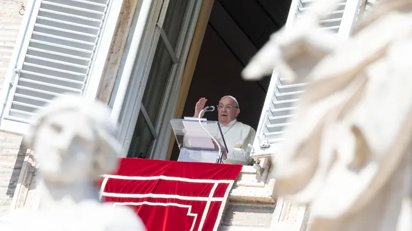 epa11645068 Pope Francis addresses the crowd from the window of the Apostolic Palace overlooking Saint Peter's Square during the Angelus prayer, Vatican City, 06 October 2024. EPA/MASSIMO PERCOSSI