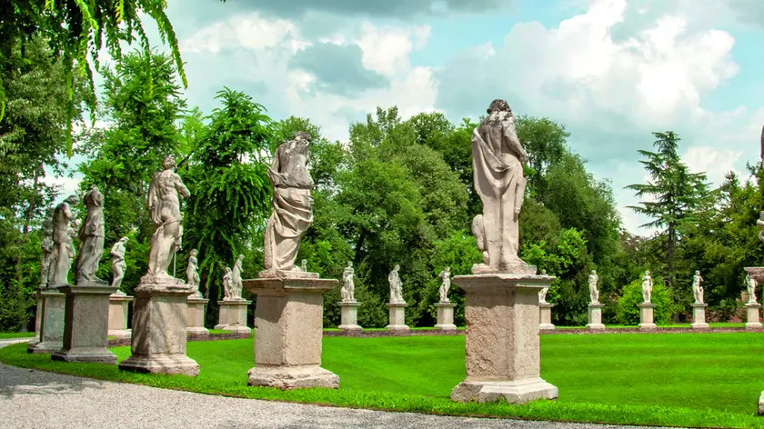 L’anfiteatro del parco Bolasco di Castelfranco delimitato dalle 52 statue, pensato per il galoppo