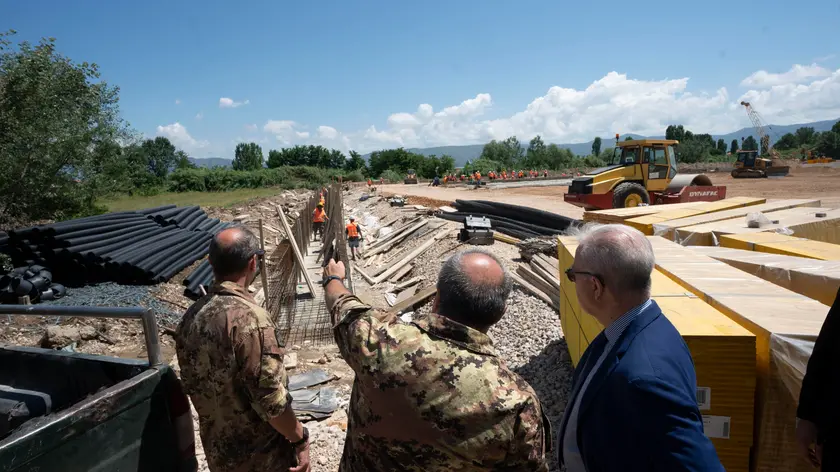 ll Sottosegretario di Stato alla Presidenza del consiglio, Alfredo Mantovano accompagnato dall’ambasciatore italiano a Tirana, Fabrizio Bucci durante la visita ai siti albanesi di Shengjin e Gjader, dove proseguono e sono in fase avanzata i lavori per realizzare i due centri di prima accoglienza e di trattenimento ai fini dell'espulsione dei migranti illegali, frutto del memorandum d'intesa siglato da Italia e Albania, 28 giugno 2024. ANSA/ PALAZZO CHIGI.Filippo Attili ANSA PROVIDES ACCESS TO THIS HANDOUT PHOTO TO BE USED SOLELY TO ILLUSTRATE NEWS REPORTING OR COMMENTARY ON THE FACTS OR EVENTS DEPICTED IN THIS IMAGE; NO ARCHIVING; NO LICENSING NPK