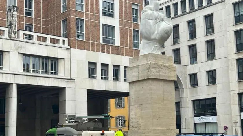 Alcuni giovani attivisti di 'Ultima Generazione' hanno imbrattato "Love", la scultura di Maurizio Cattelan comunemente nota come 'Il Dito' che raffigura appunto un dito medio alzato collocata davanti al palazzo della Borsa in piazza Affari a Milano, 15 gennaio 2023. Tre di loro sono stati accompagnati in Questura. Lo ha riferito la Polizia di Stato, intervenuta sul posto, e che ora sta coordinando con l'autorità giudiziaria i provvedimenti da intraprendere. ANSA