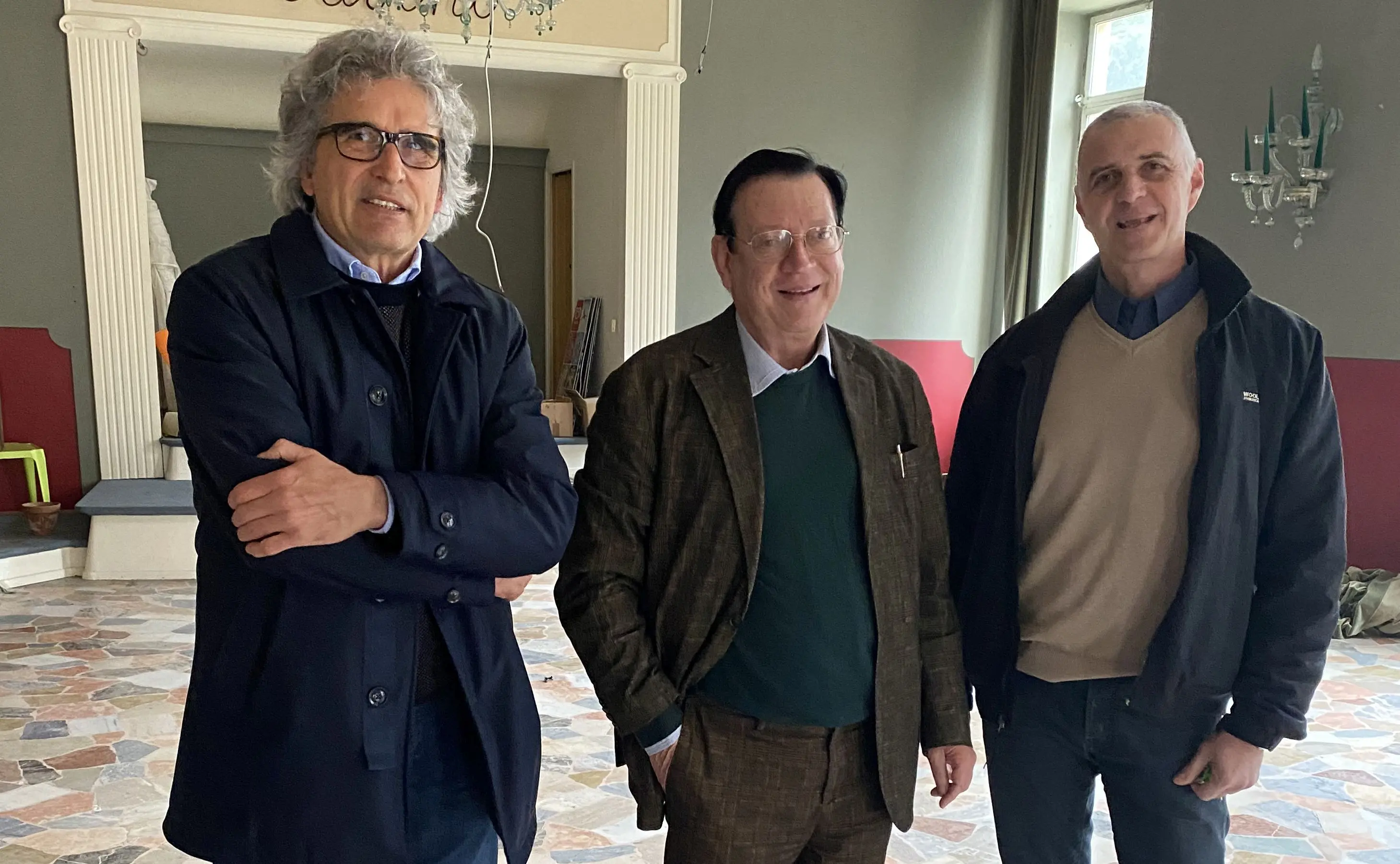 Paolo Bergami (al centro), uno dei 14 fondatori della Łiga veneta, qui con il sindaco attuale di Recoaro Armando Cunegato e il consigliere Stefano Cornale nella sala dei congressi del Gran Caffè Municipale, dove si tenne il congresso. Oggi il locale è chiuso