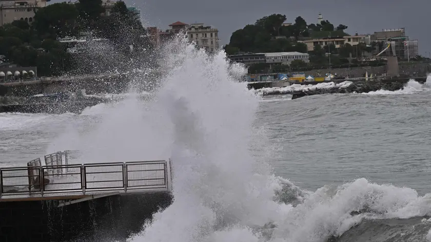 Allerta gialla per le mareggiate che stanno colpendo la costa della Liguria.Genova, 10 ottobre 2024. ANSA/LUCA ZENNARO