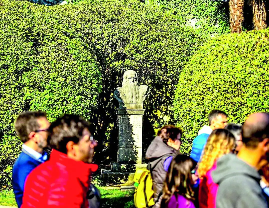 Un busto ricorda Leonardo da Vinci a Porta Nuova (foto Marco Zanolla)