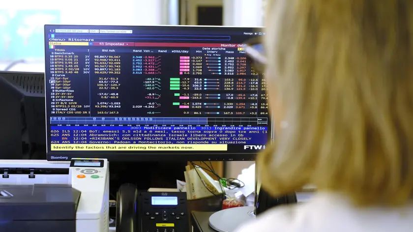 A financial journalist checks the course of the "spread" caused by the nervousness of the markets due to political uncertainty in Rome, Italy, 29 May 2018. The spread between Italy's 10-year BTP bond and the German Bund dropped back to 282 basis points on Tuesday with a yield of 3.1%. The spread had reached 320 points with a yield of 3.4% at one stage earlier on Tuesday. ANSA/LUCIANO DEL CASTILLO