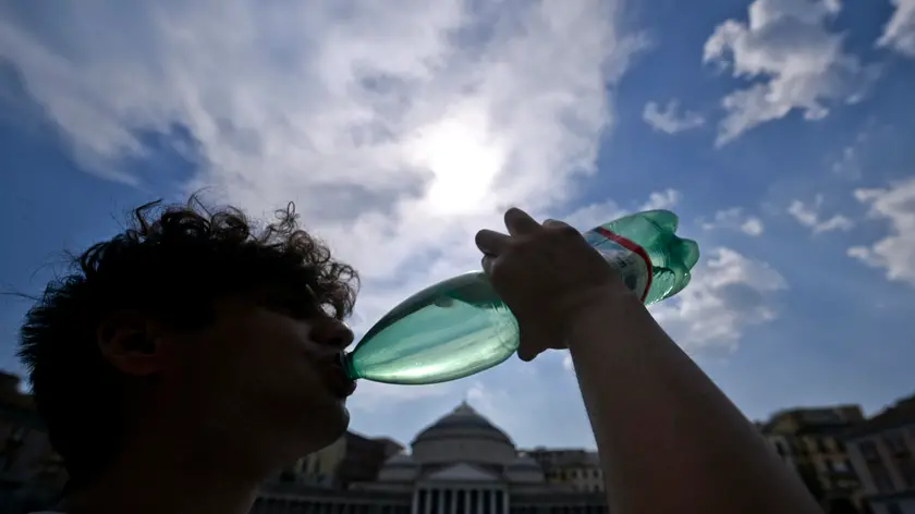 Caldo torrido a Napoli tra le citta' con bollino rosso per le temperature registrate anche oltre i 40 grandi, 22 agosto 2023. ANSA / CIRO FUSCO