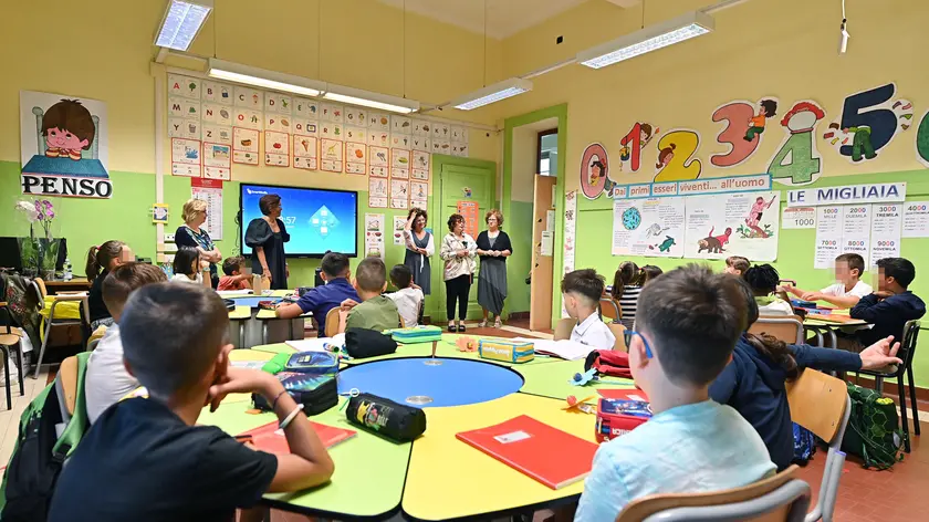 Carlotta Salerno assessora istruzione comune di Torino accoglie gli studenti della scuola Margherita di Savoia durante il primo giorno di scuola , Torino, 11 settembre 2024 ANSA/ALESSANDRO DI MARCO ANSA/ALESSANDRO DI MARCO