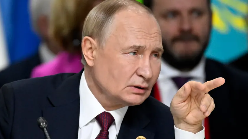 epa11676942 Russiaт President Vladimir Putin gestures during the extended format meeting of the BRICS summit in Kazan, Russia, 23 October 2024. EPA/ALEXANDER NEMENOV / POOL