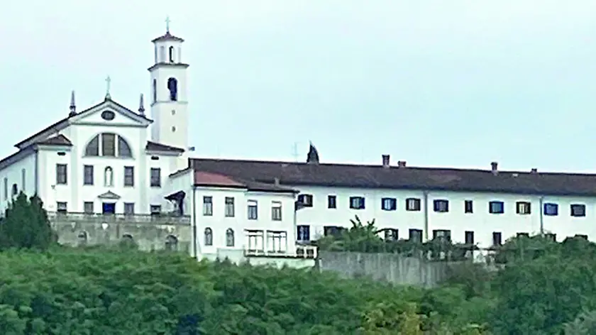 In collina, il convento francescano della Castagnevizza, dove sono sepolti i Borboni. In primavera si visita il roseto storico