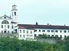 In collina, il convento francescano della Castagnevizza, dove sono sepolti i Borboni. In primavera si visita il roseto storico