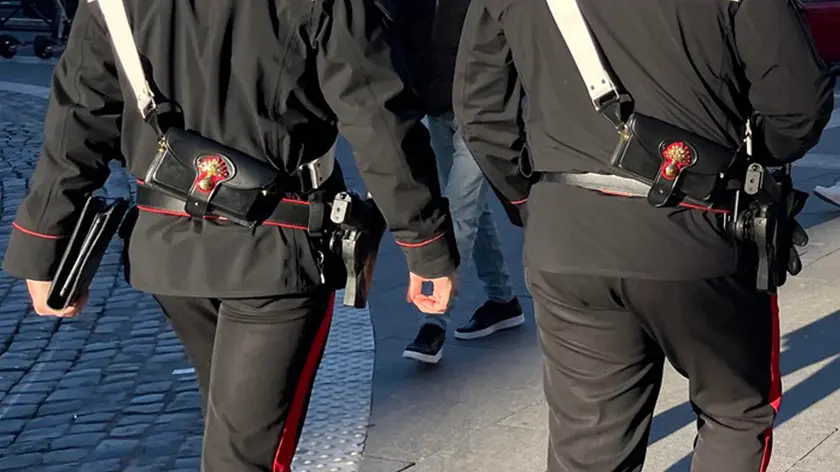 Due carabinieri impegnati nei controlli antidegrado nell'area della stazione Termini, Roma, 24 febbraio 2024. ANSA / UFFICIO STAMPA CARABINIERI +++ NO SALES - NO ARCHIVE - EDITORIAL USE ONLY +++ (generica, simbolica, carabinieri, indagati, arrestati, maschi)