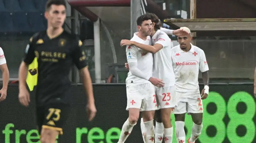 Fiorentina's Robin Gosens jubilates with his teammate after scoring the gol during the Italian Serie A soccer match Genoa Cfc vs Acf Fiorentina, at Luigi Ferraris stadium. Genoa, 31 october 2024. ANSA/LUCA ZENNARO