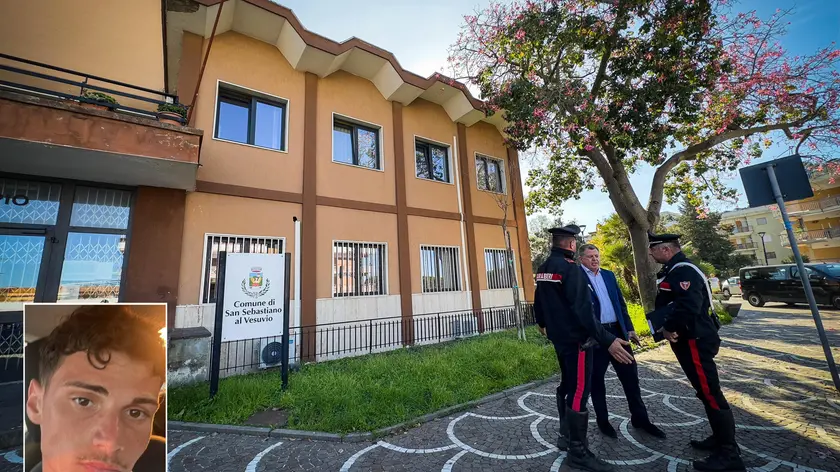 Carabinieri a San Sebastiano al Vesuvio sul luogo dove nel corso di una sparatoria, nella notte, è stato ucciso un ragazzo di 19 anni. Napoli 2 Novembre 2024. ANSA/CESARE ABBATE/