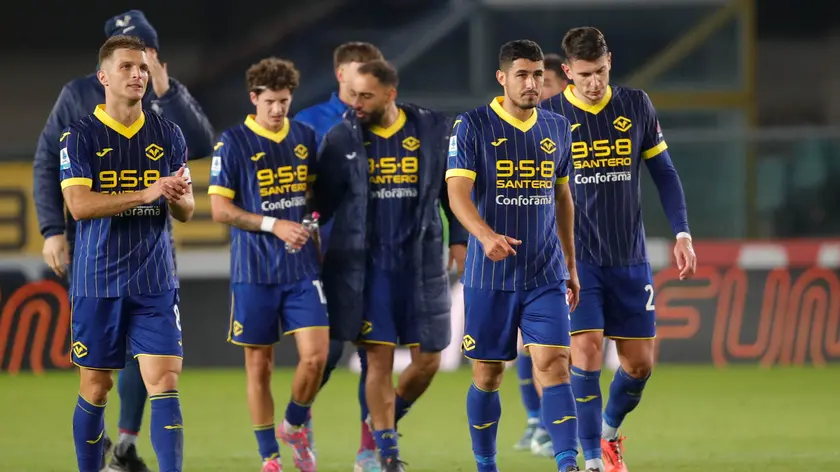 epa11699685 Players of Hellas Verona celebrate the victory at the end of the Italian Serie A soccer match Hellas Verona vs AS Roma at Marcantonio Bentegodi stadium in Verona, Italy, 03 November 2024. EPA/Emanuele Pennnacchio