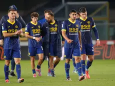 epa11699685 Players of Hellas Verona celebrate the victory at the end of the Italian Serie A soccer match Hellas Verona vs AS Roma at Marcantonio Bentegodi stadium in Verona, Italy, 03 November 2024. EPA/Emanuele Pennnacchio