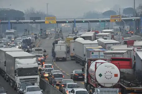 Traffic blocked on the barrier of Caserta A1 due to the protest of the truck, 23 January, 2012. The protest is taken to challenge the rise in diesel fuel, increasing highway tolls and Irpef tax. ANSA/CESARE ABBATE