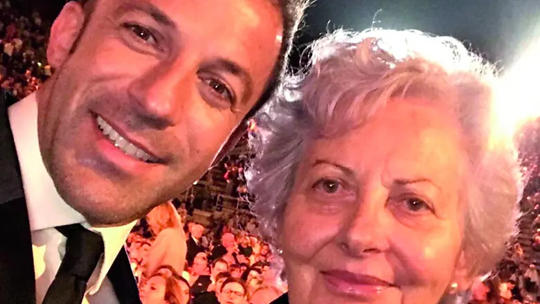 La mamma Bruna Furlan sorridente accanto a suo figlio Alessandro Del Piero