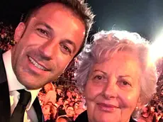 La mamma Bruna Furlan sorridente accanto a suo figlio Alessandro Del Piero