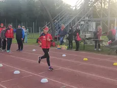 Una ragazza al polisportivo di Codroipo impegnata negli allenamenti al buio con la mascherina